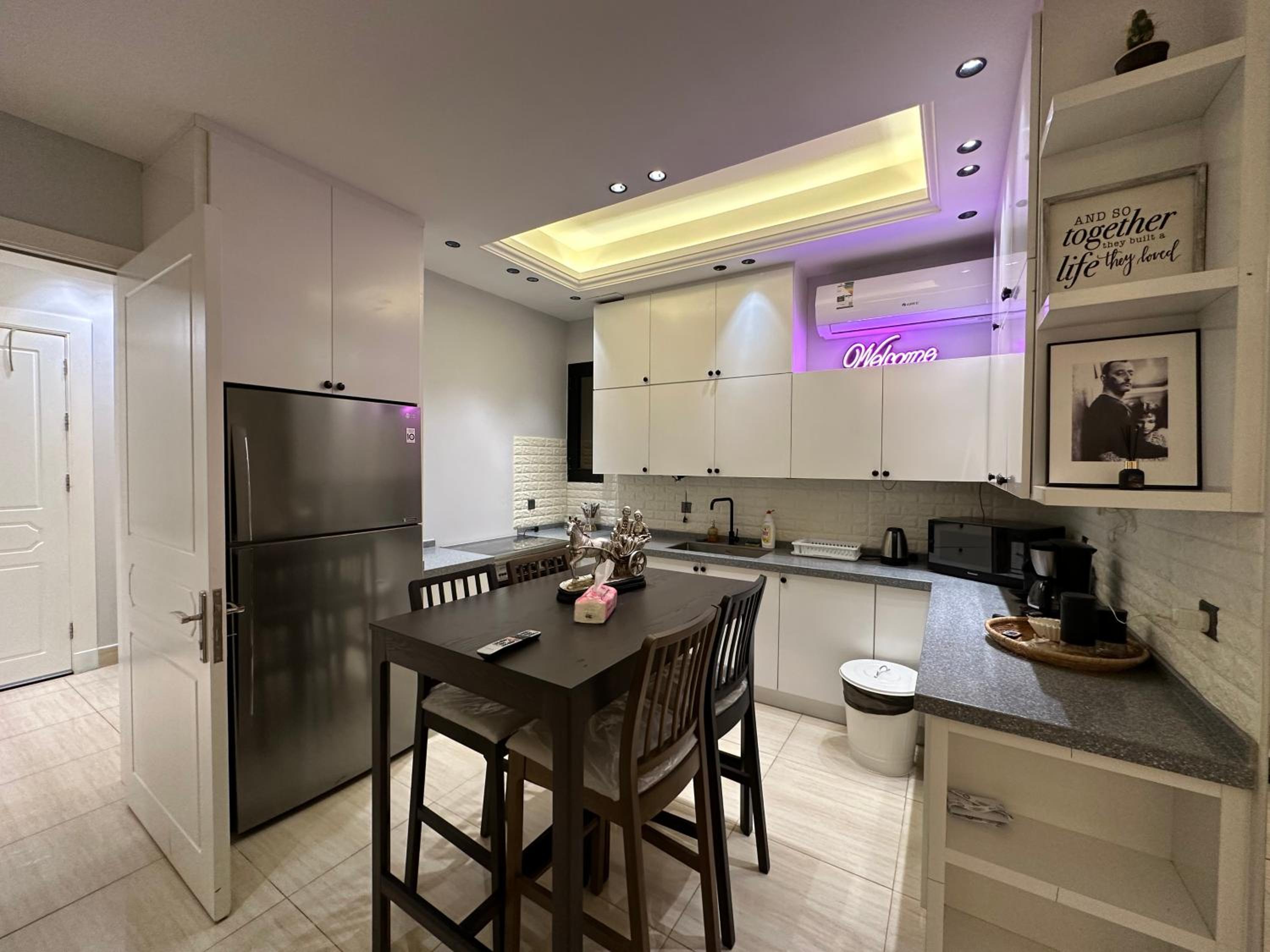 Almajdeah luxurious apt Walk to BlVD