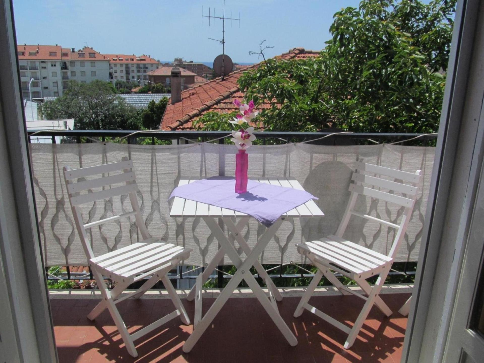 Sonnige Ferienwohnung mit zwei Schlafzimmern, zwei Balkonen und Meerblick view 3