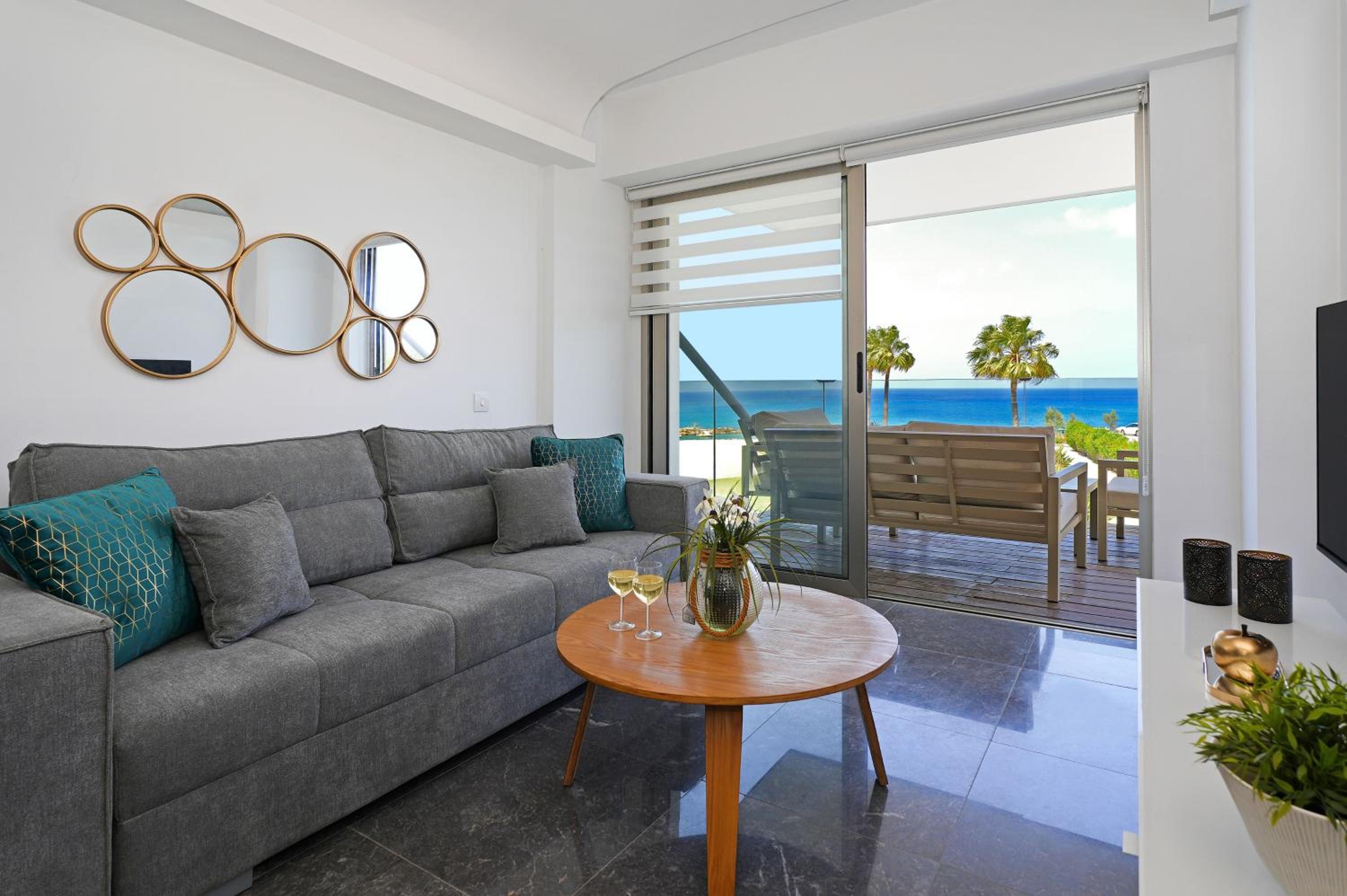 Jenny - Beachfront Apartment