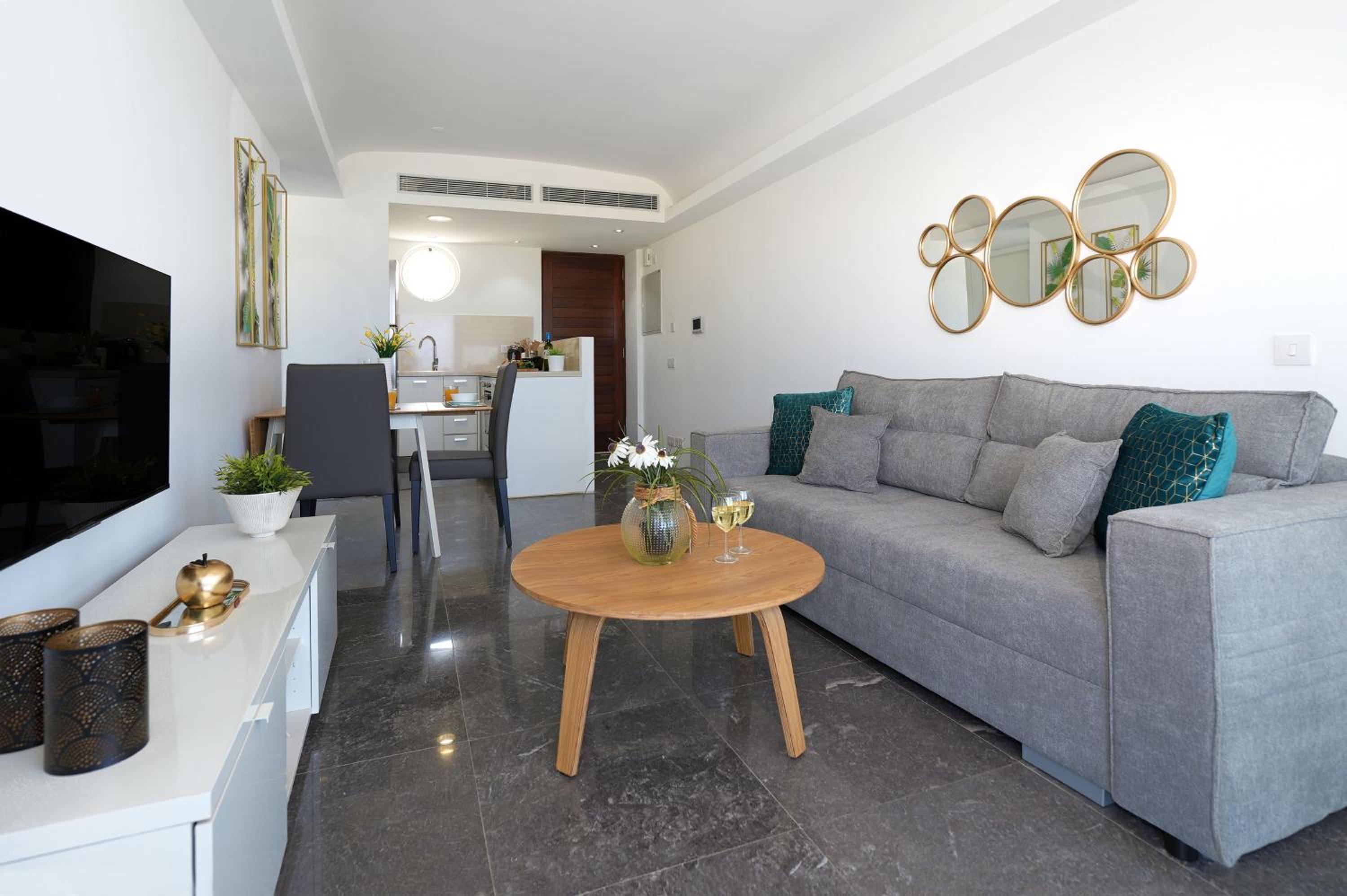 Jenny - Beachfront Apartment