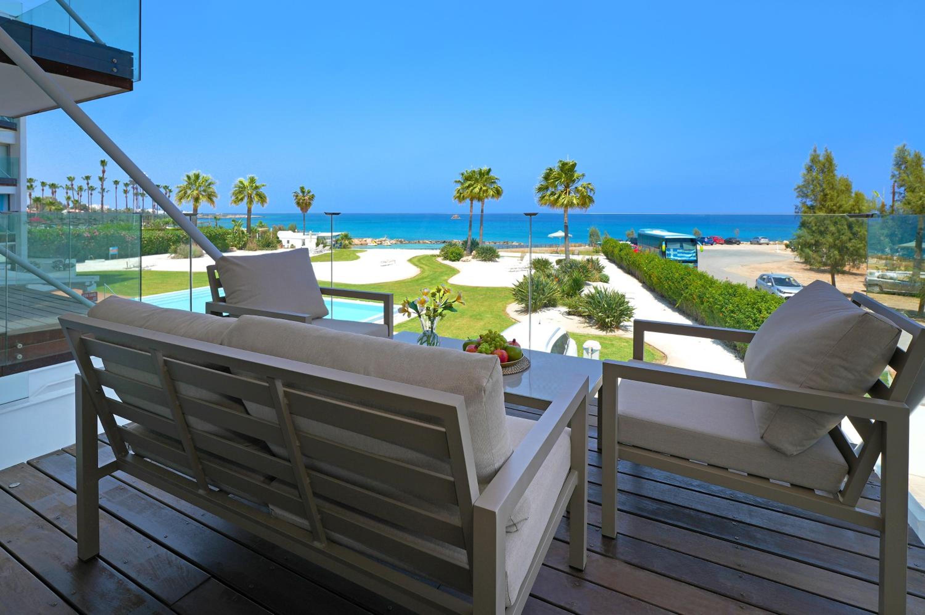 Jenny - Beachfront Apartment