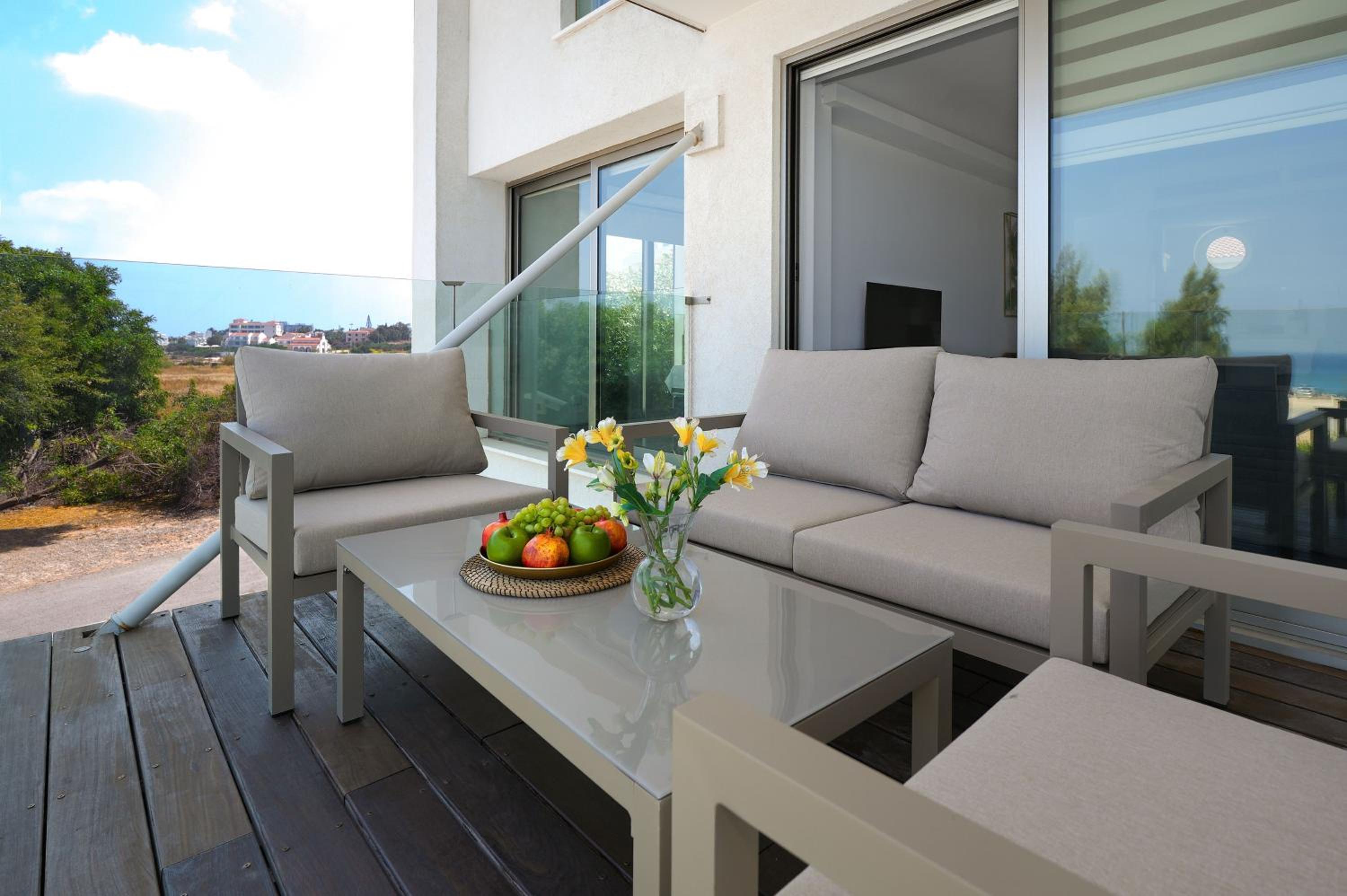 Jenny - Beachfront Apartment