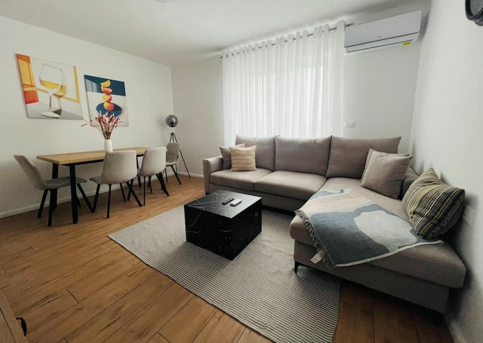 Modern apt near city centre