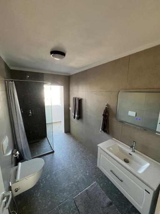 Modern apt near city centre