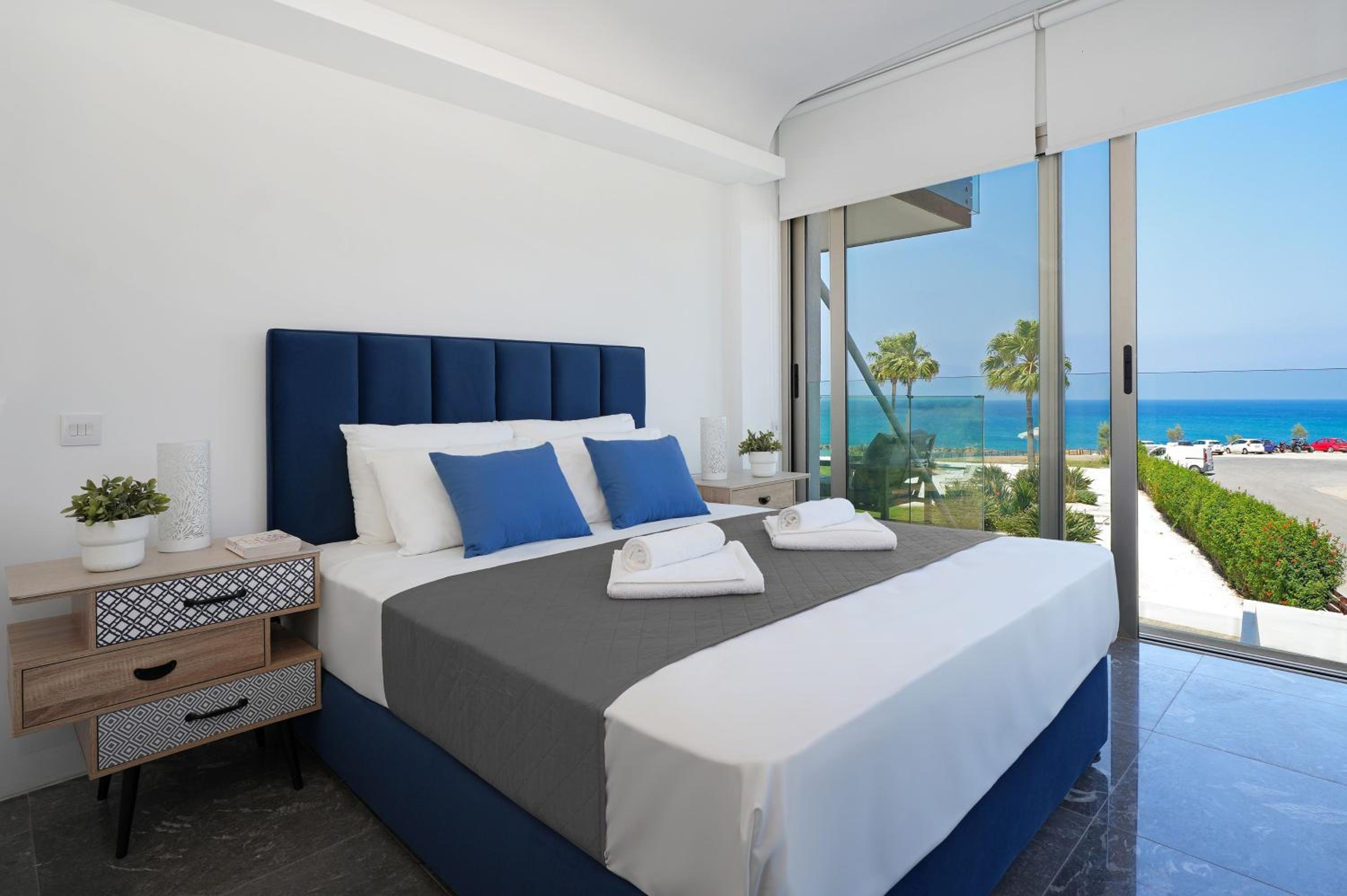 Jenny - Beachfront Apartment