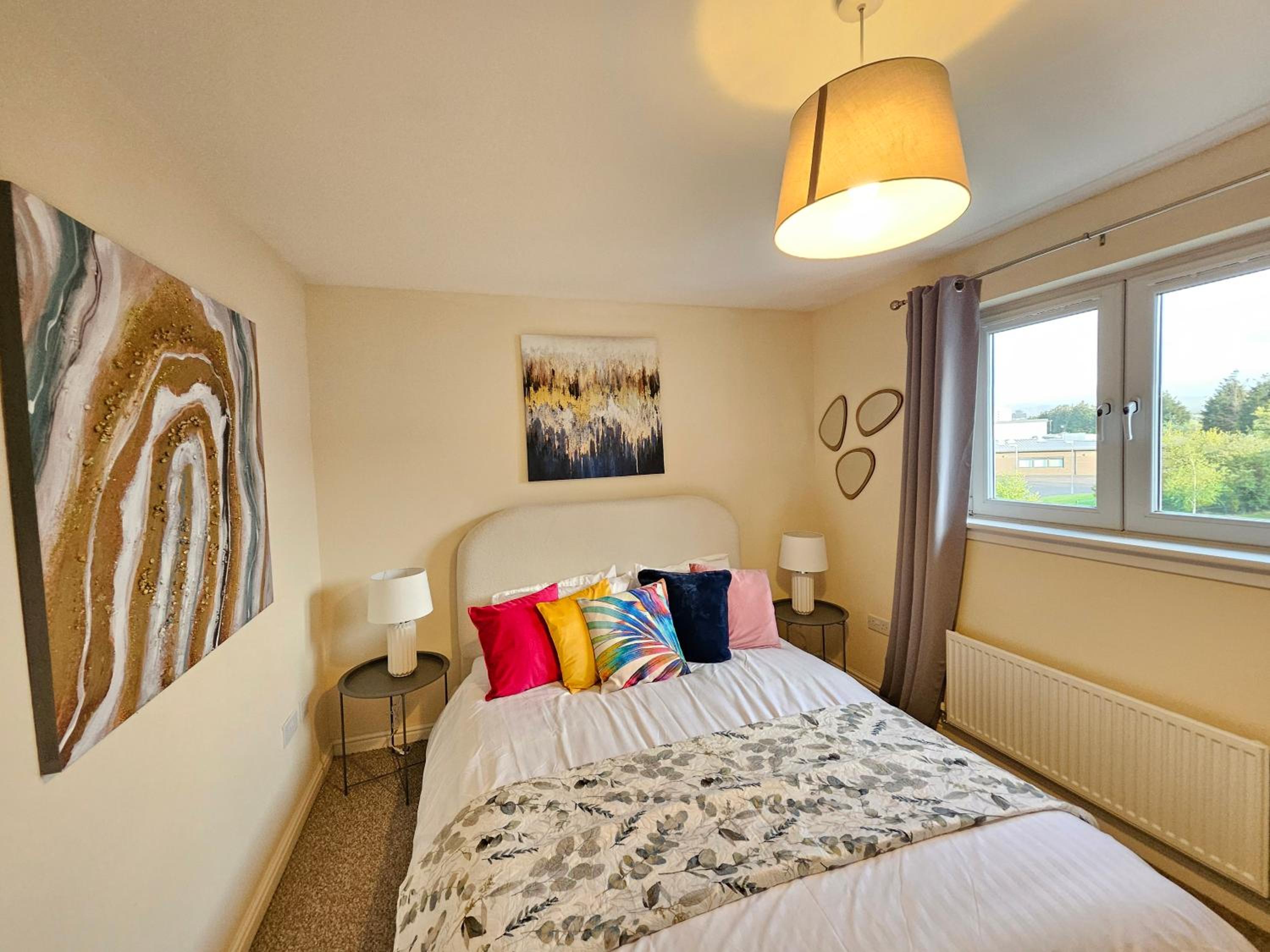 2 Bed Apt, 4 beds with Parking