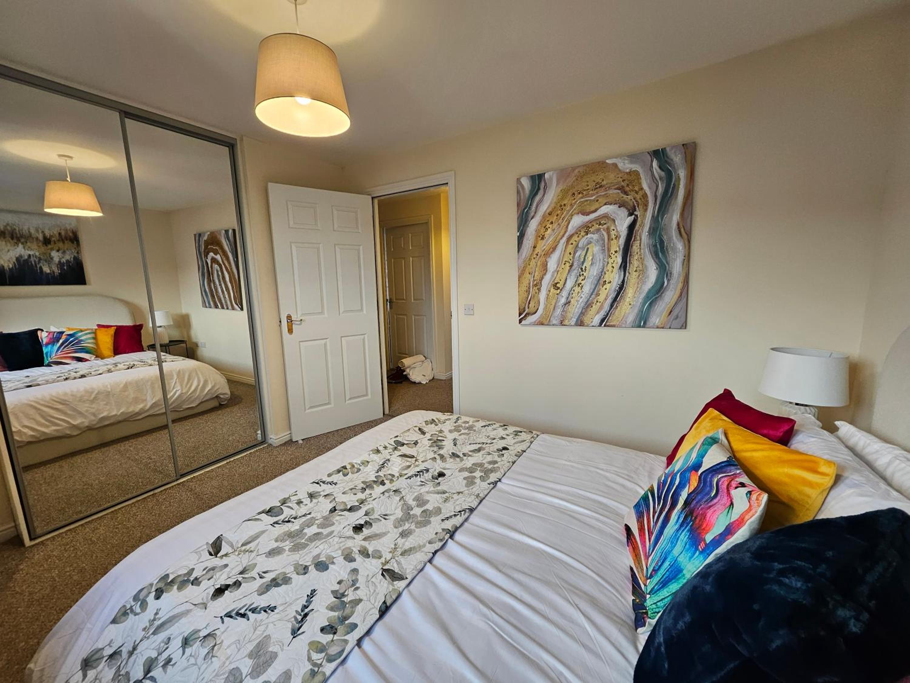 2 Bed Apt, 4 beds with Parking photo 2