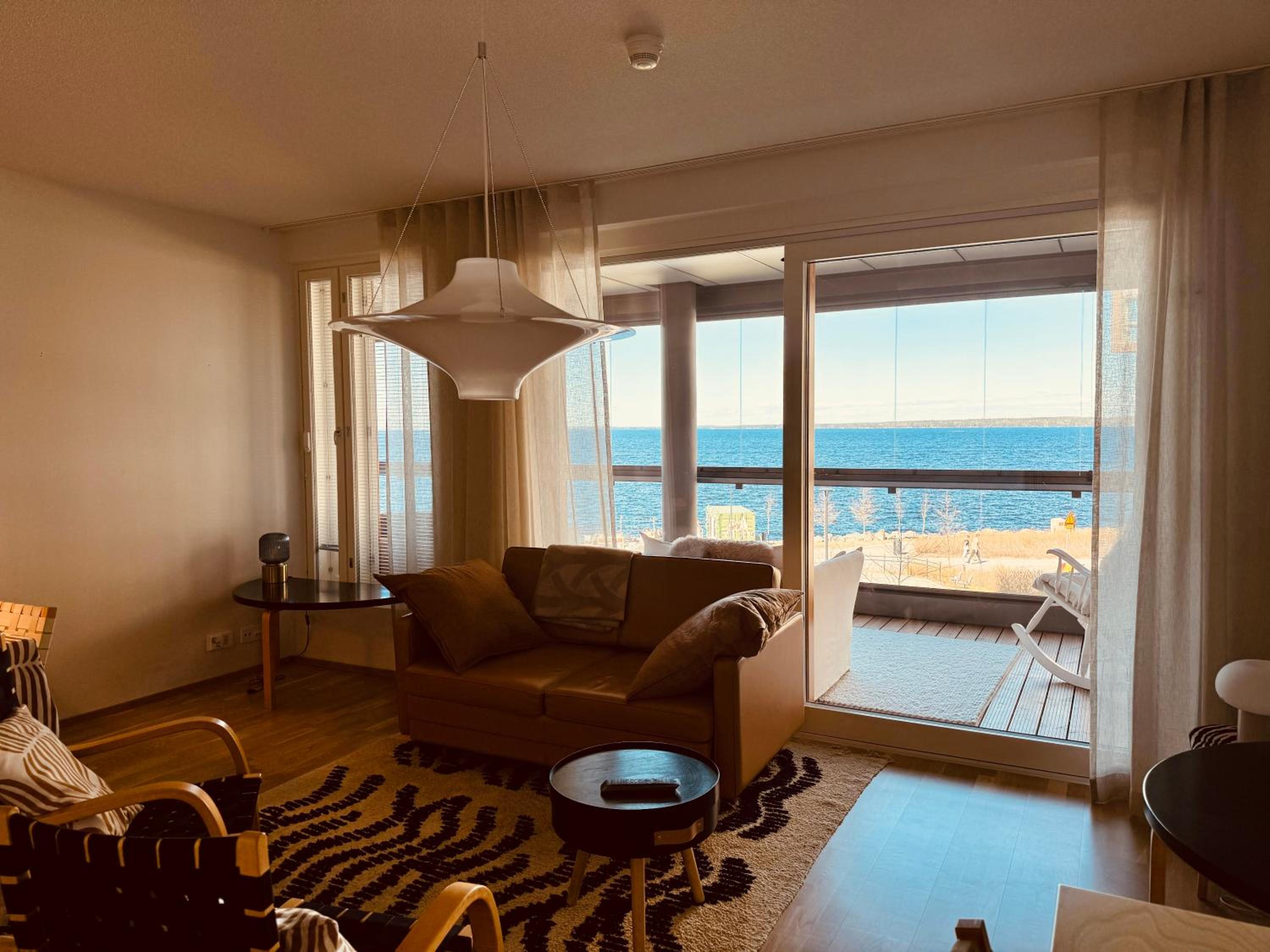 Top, cozy, lakeside, sauna and free indoor parking