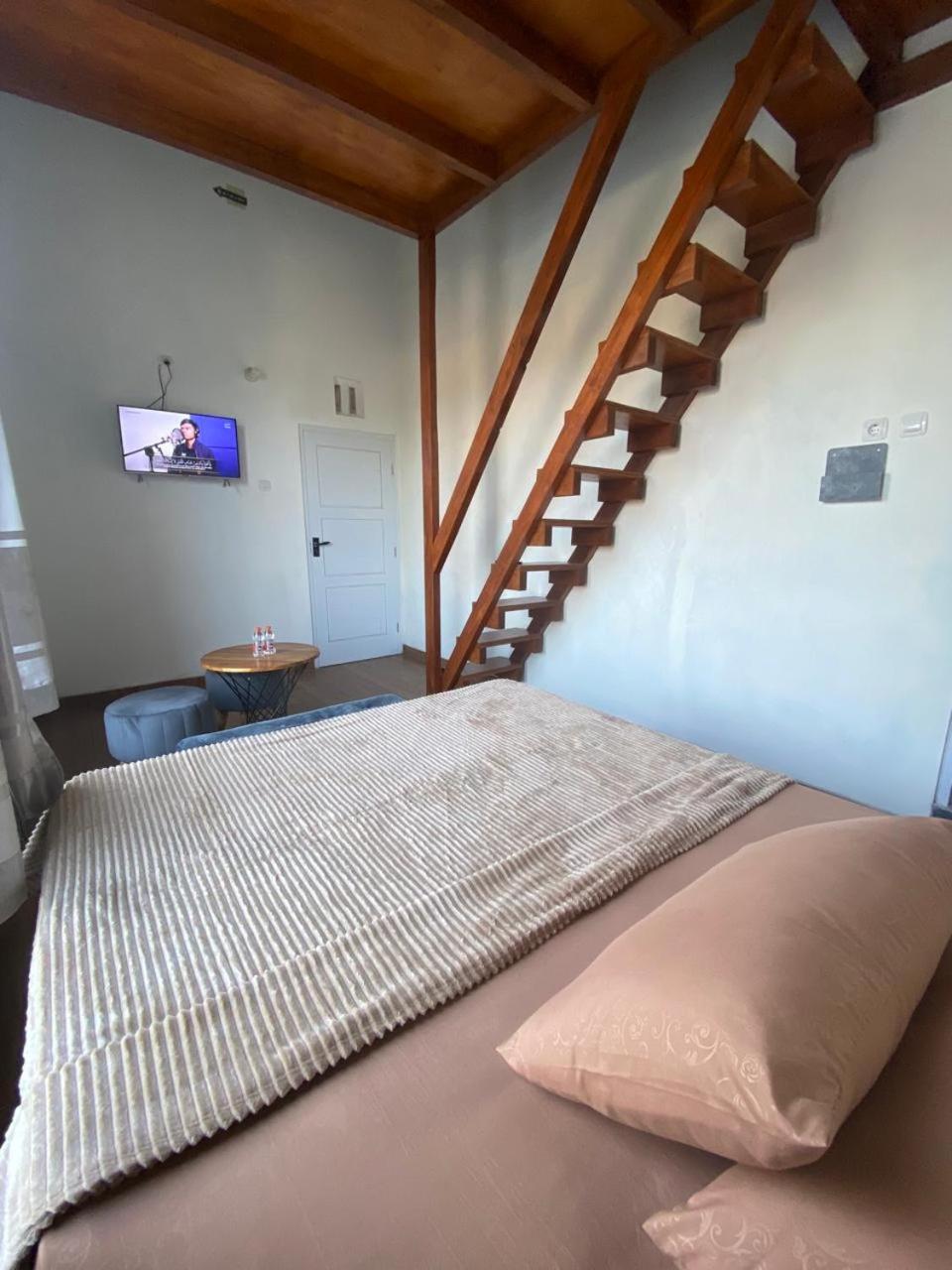 Resy home syariah family room dekat alun2 wonosobo view 3