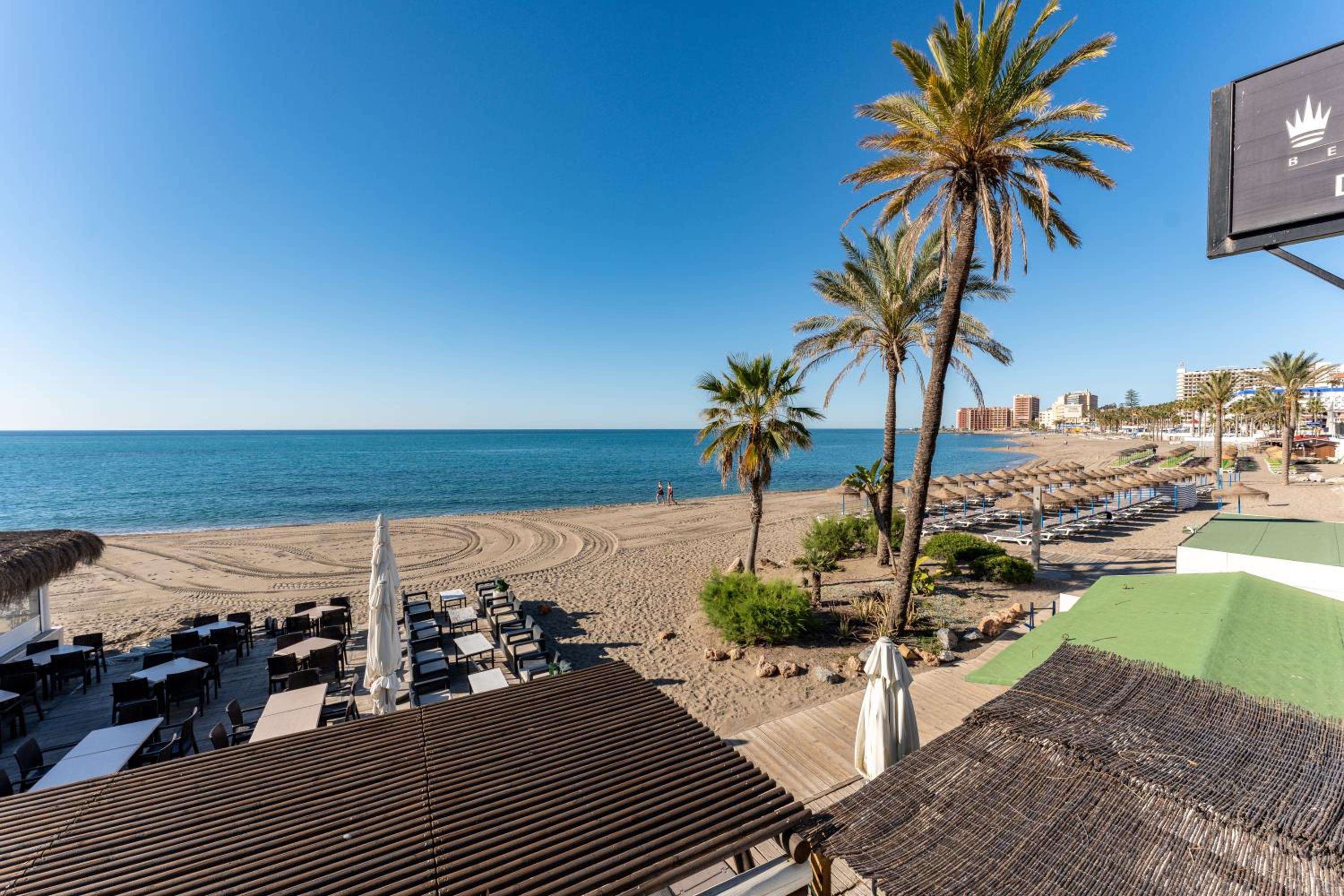 BHost - Las Palmeras view 3