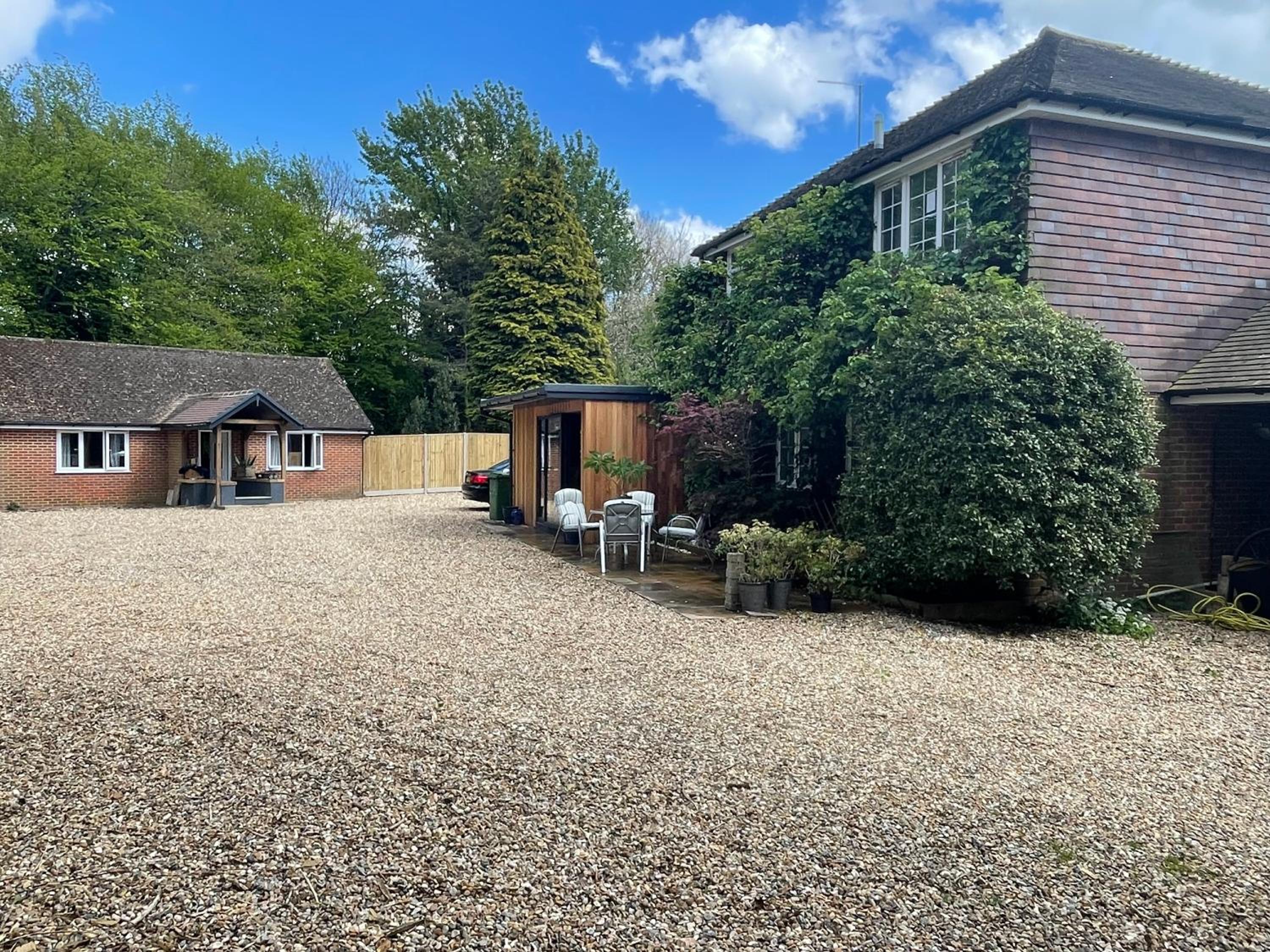Da Vinci Guest House Gatwick Guest Parking, A Real Gem