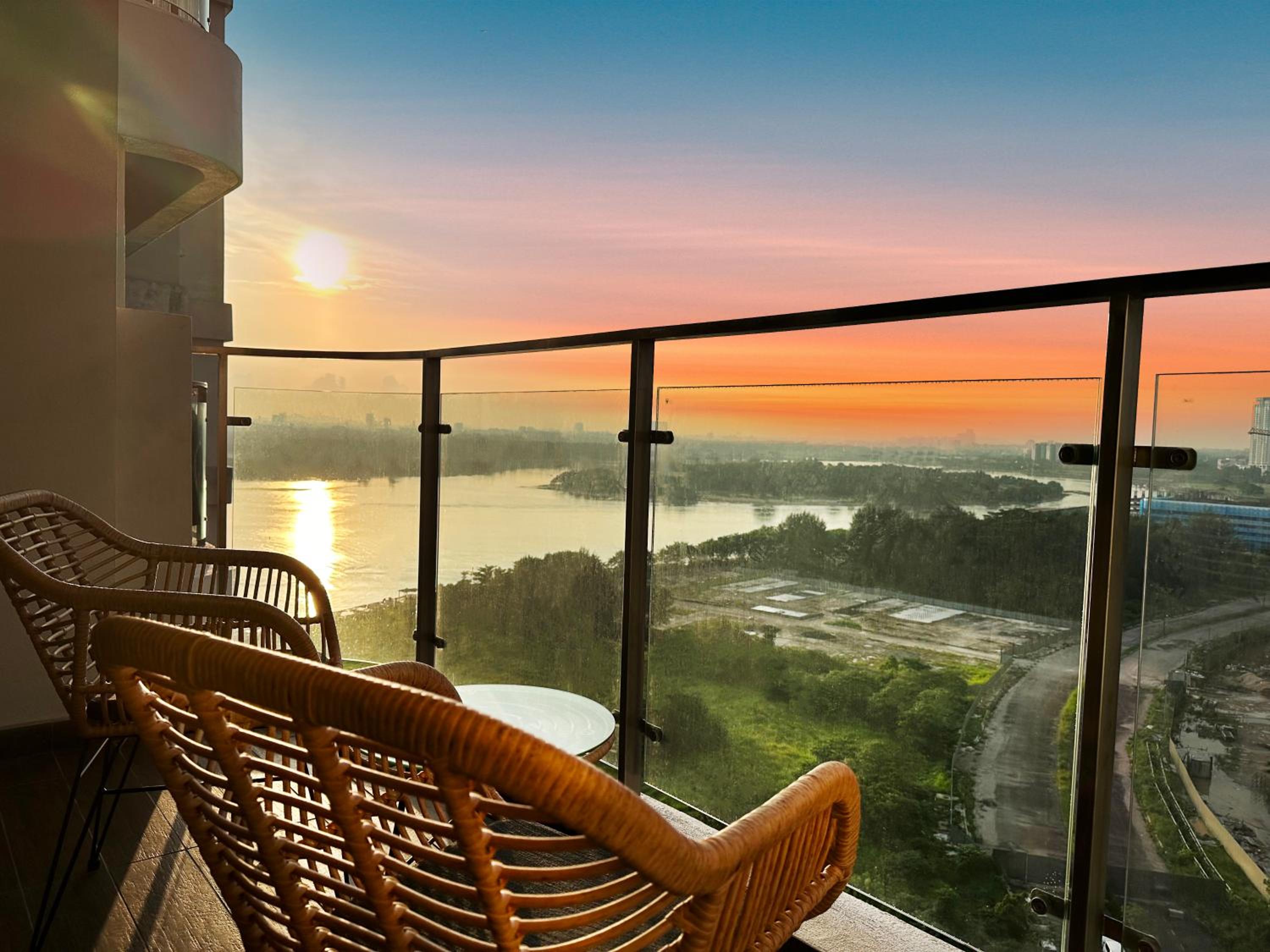 Seaview Sunset 3BR Suite InsStyle DangaBay NearCIQ