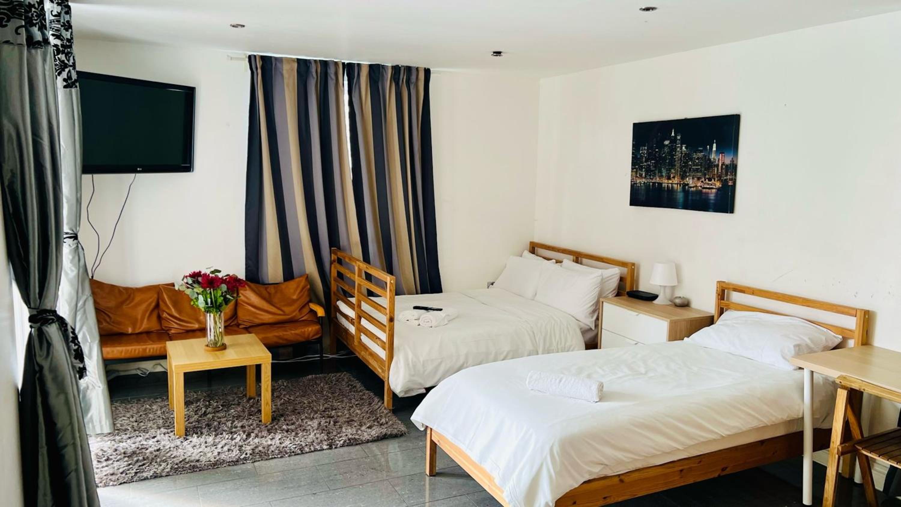 City view Sunset Luxurious Apartment in London Zone-1 Including one Family twin Room with its Own Stunning Private Terrace