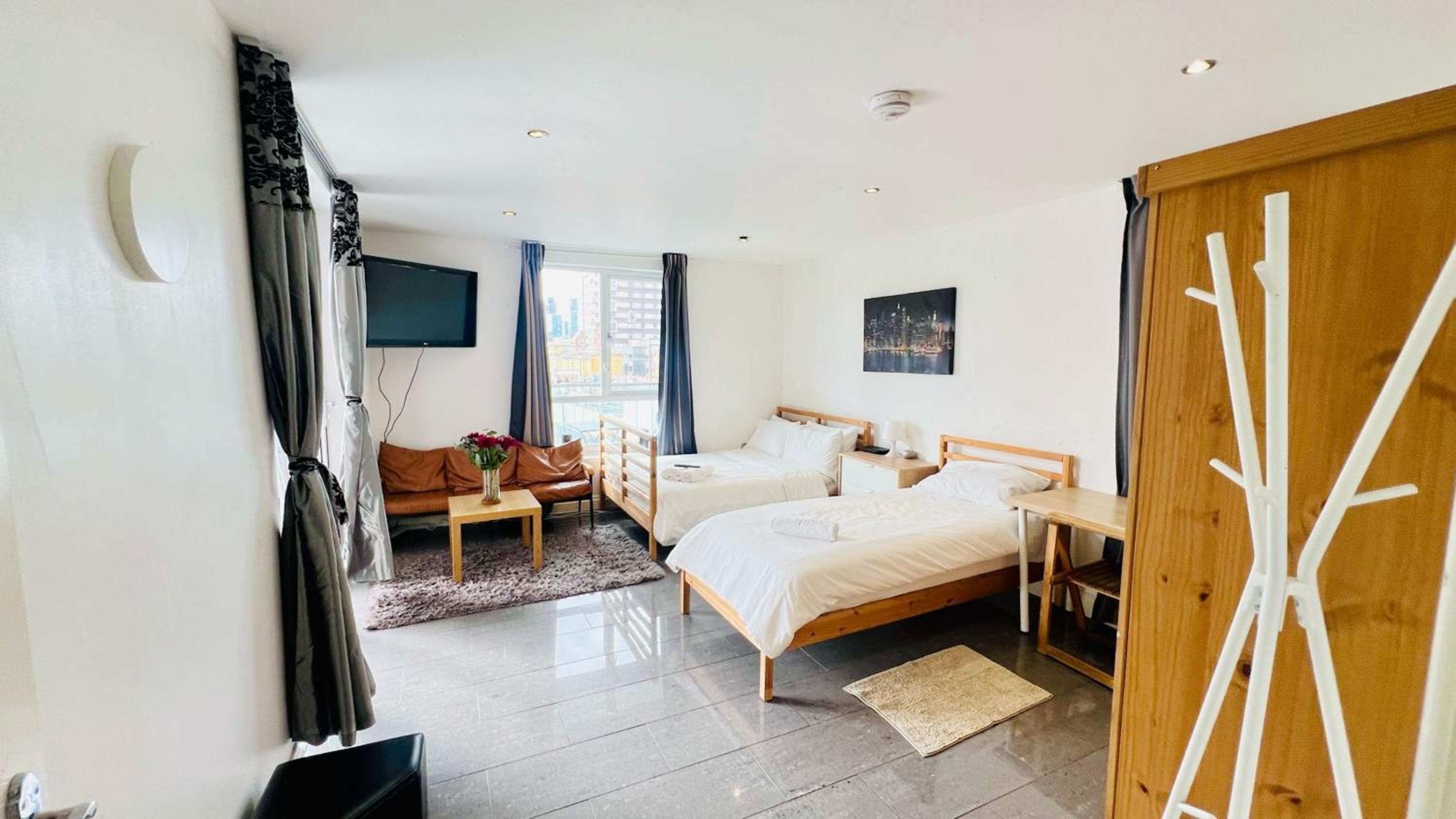 City view Sunset Luxurious Apartment in London Zone-1 Including one Family twin Room with its Own Stunning Private Terrace