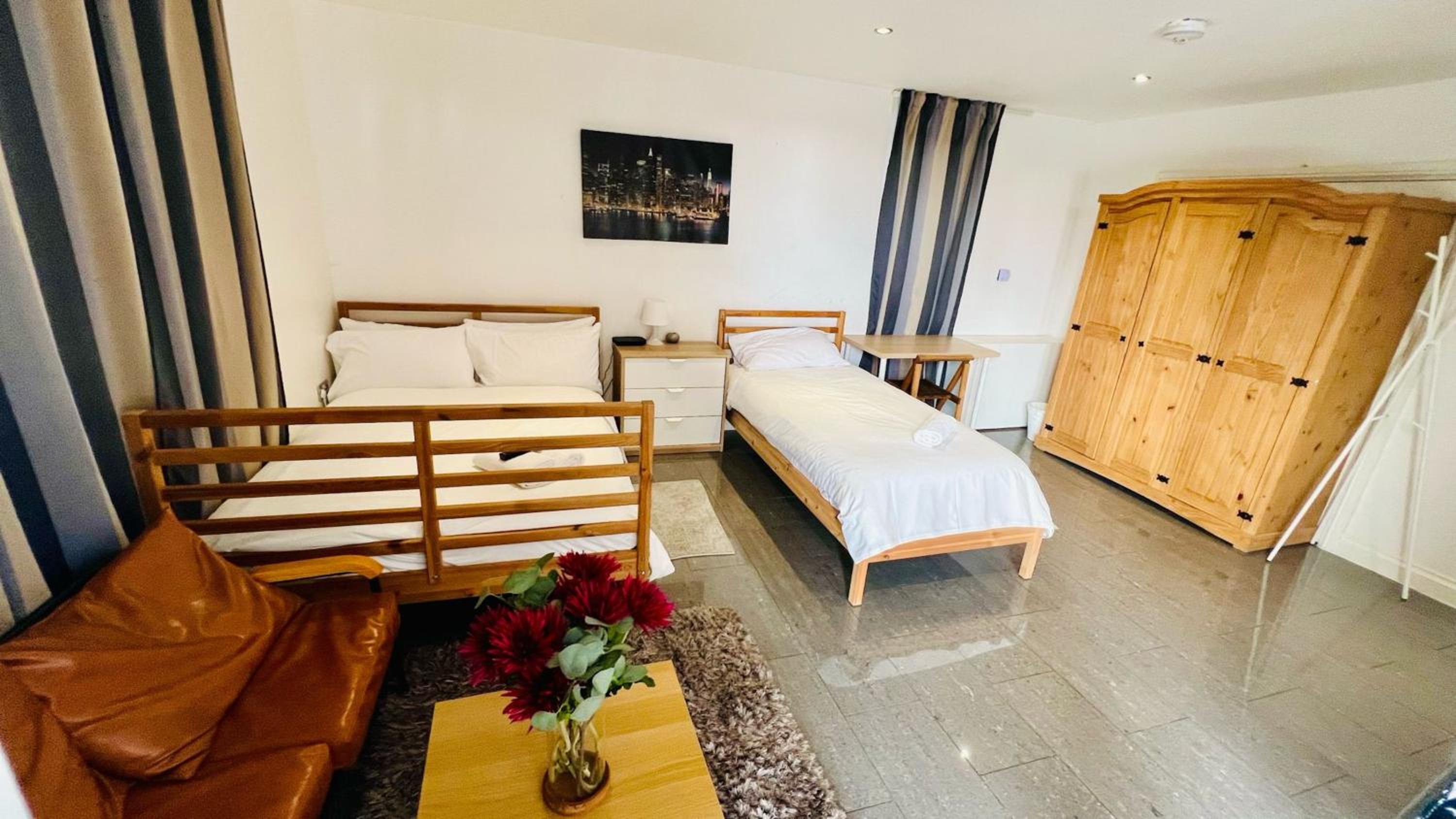 City view Sunset Luxurious Apartment in London Zone-1 Including one Family twin Room with its Own Stunning Private Terrace