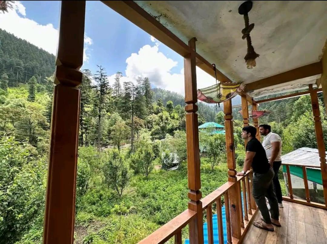 Blue sky home jibhi river view