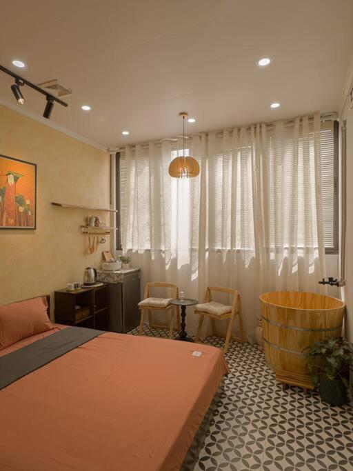 Unique Flat in Old Quarter, Big Window, Sunset View