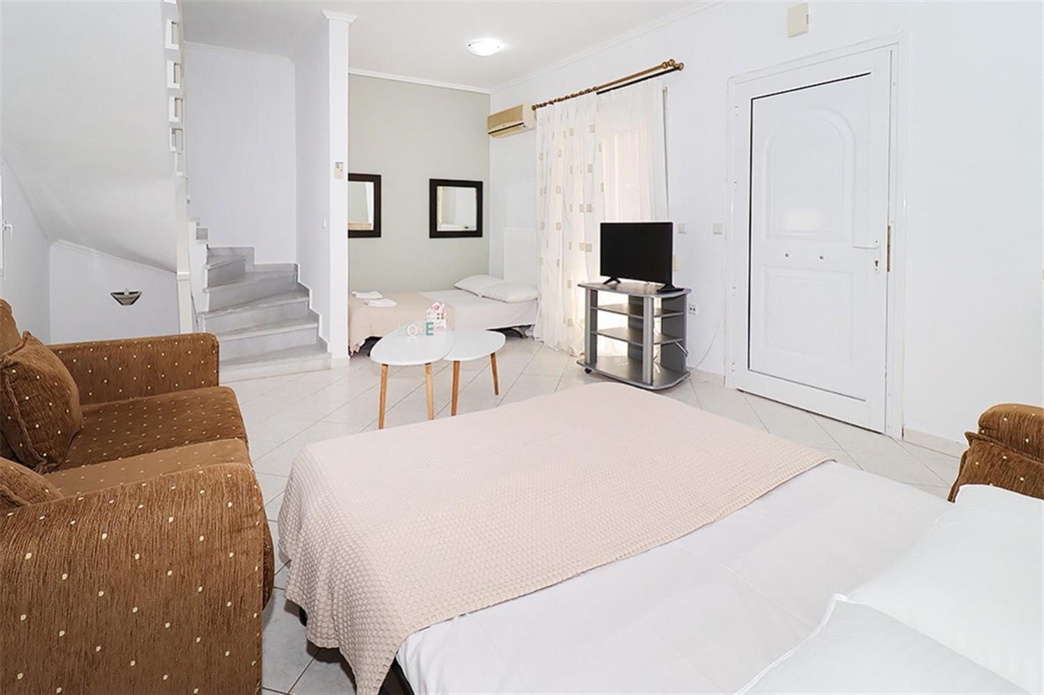 Victoria House Pefkohori 3 bedrooms 12 guests view 4