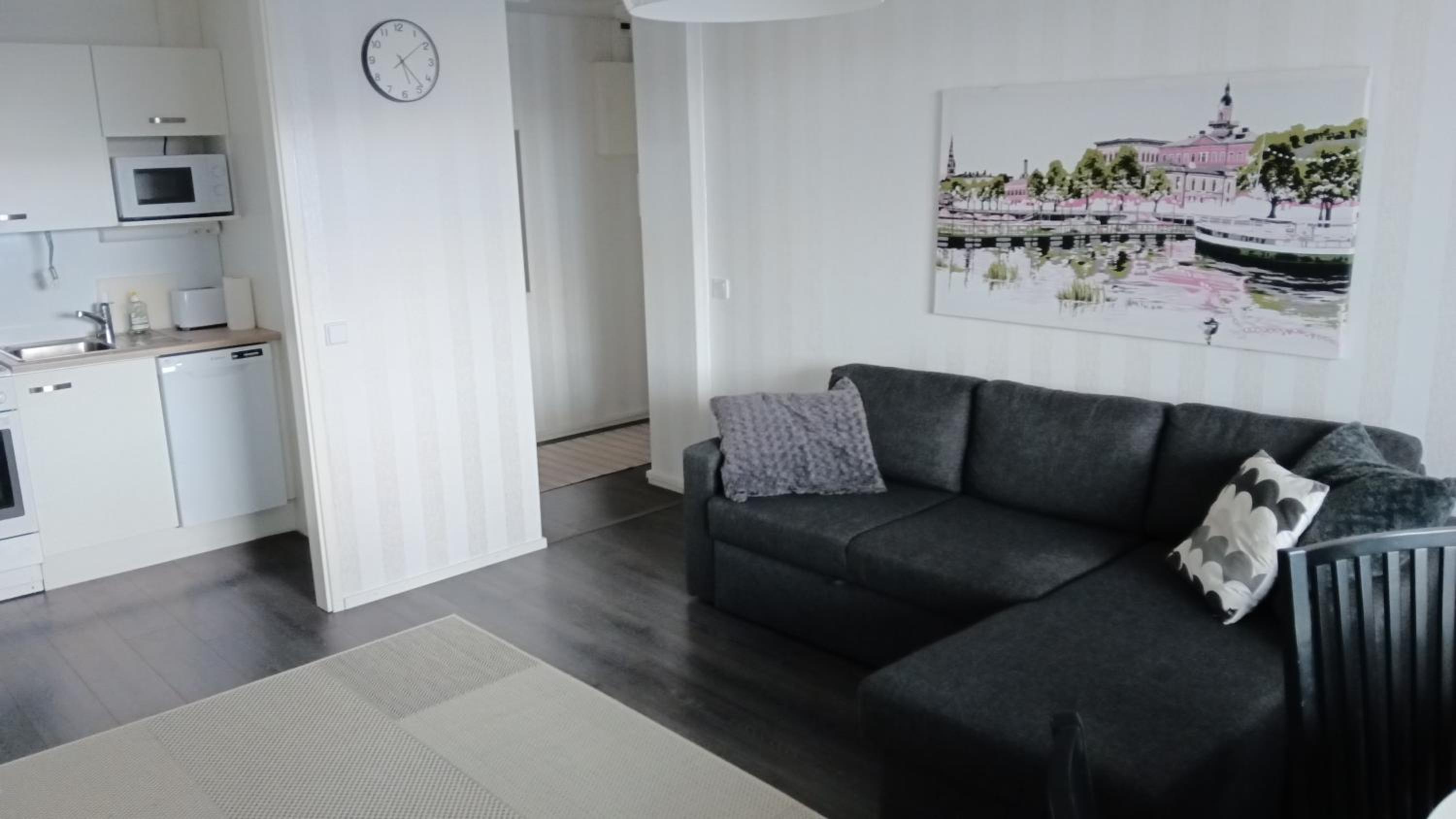 Modern Central Flat- Arrive Late, Leave Late