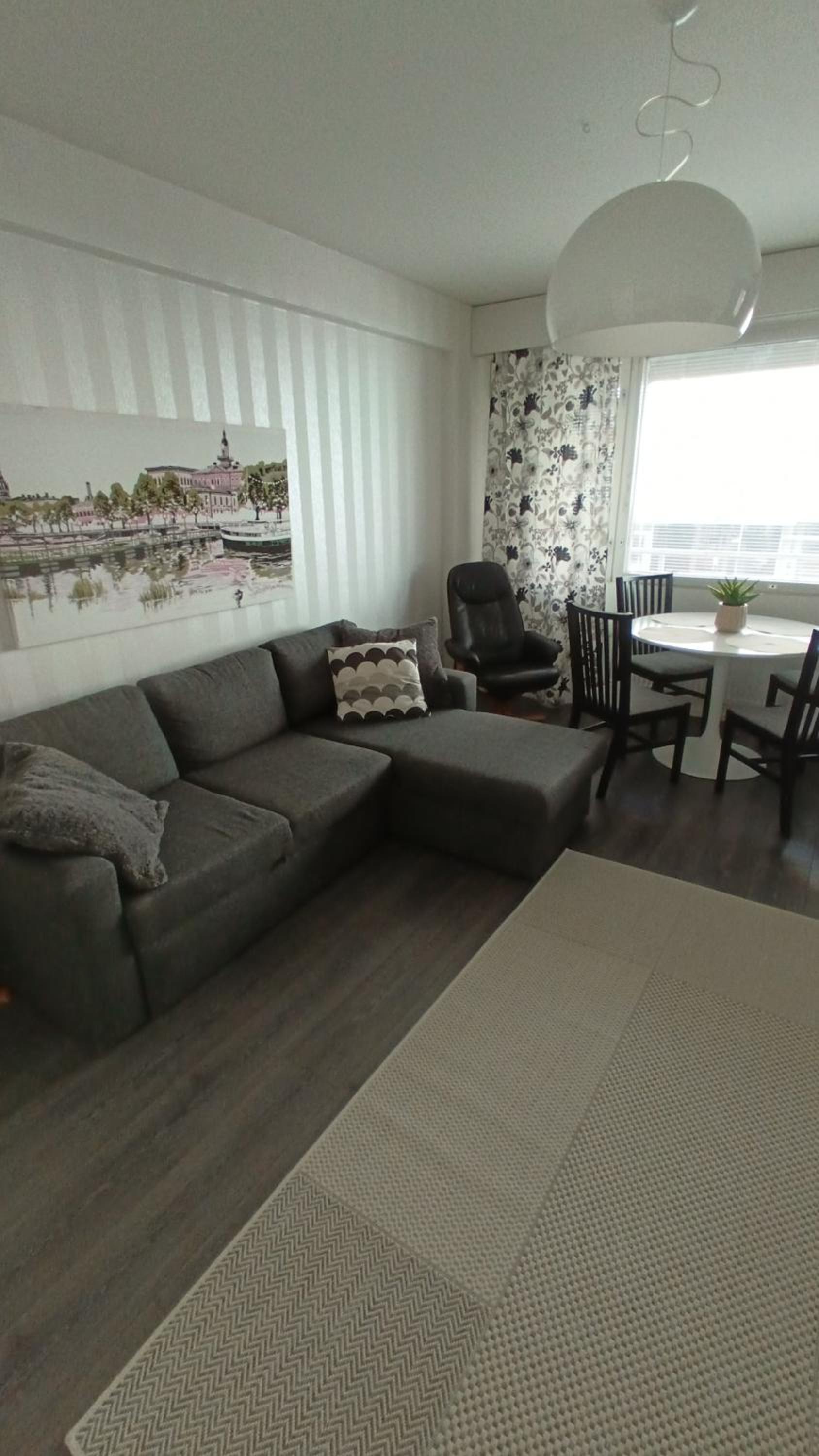 Modern Central Flat- Arrive Late, Leave Late