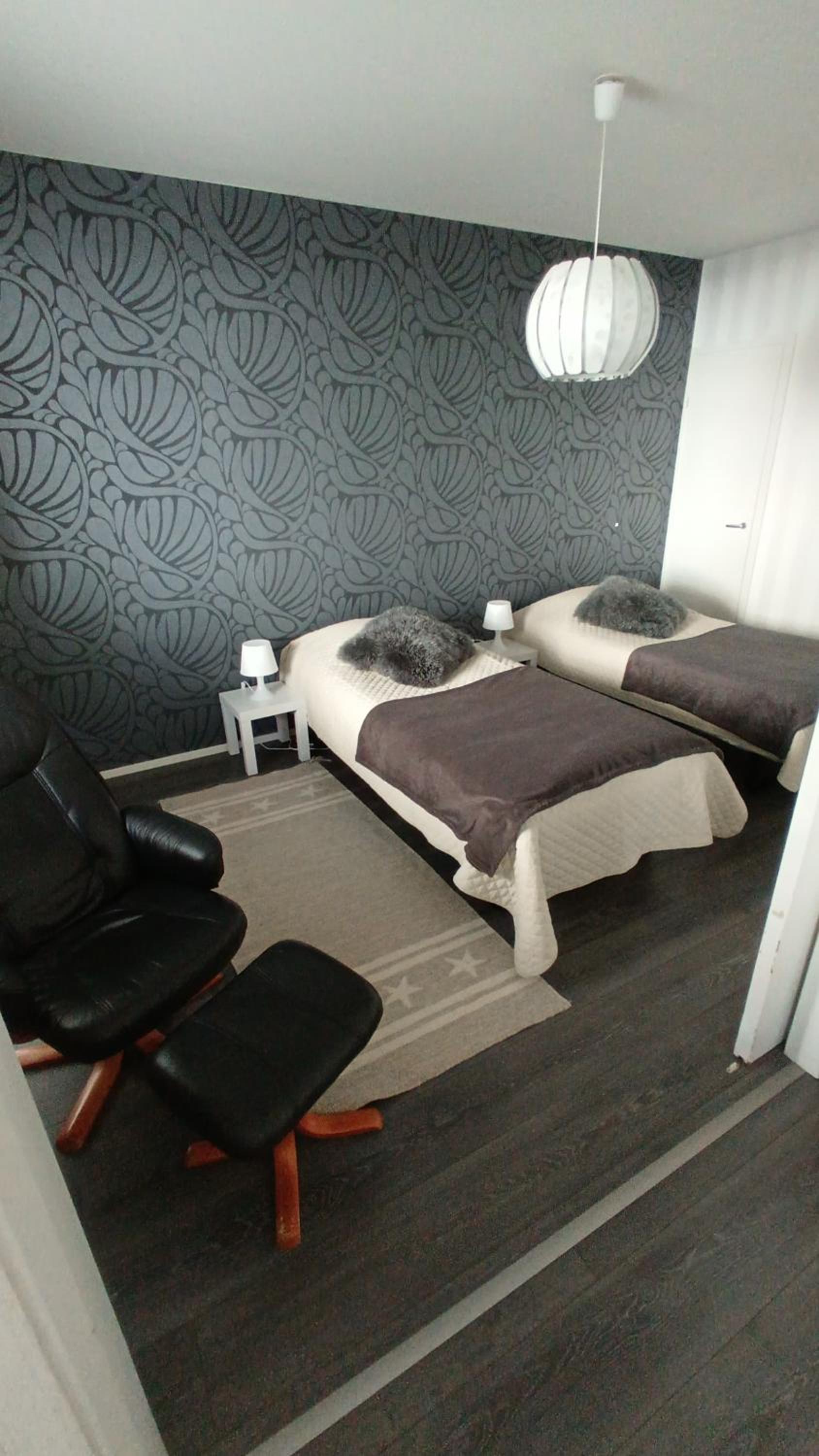 Modern Central Flat- Arrive Late, Leave Late