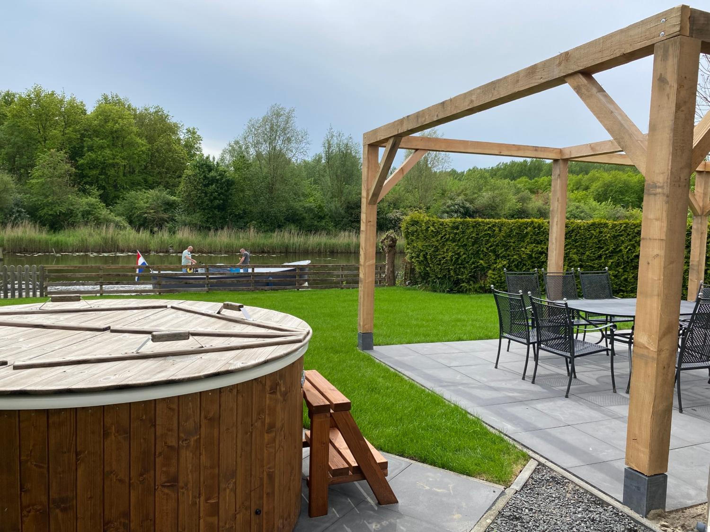 Villa Riverside met hottub, eigen aanlegsteiger, zwemtrap, trampoline en kano's view 5