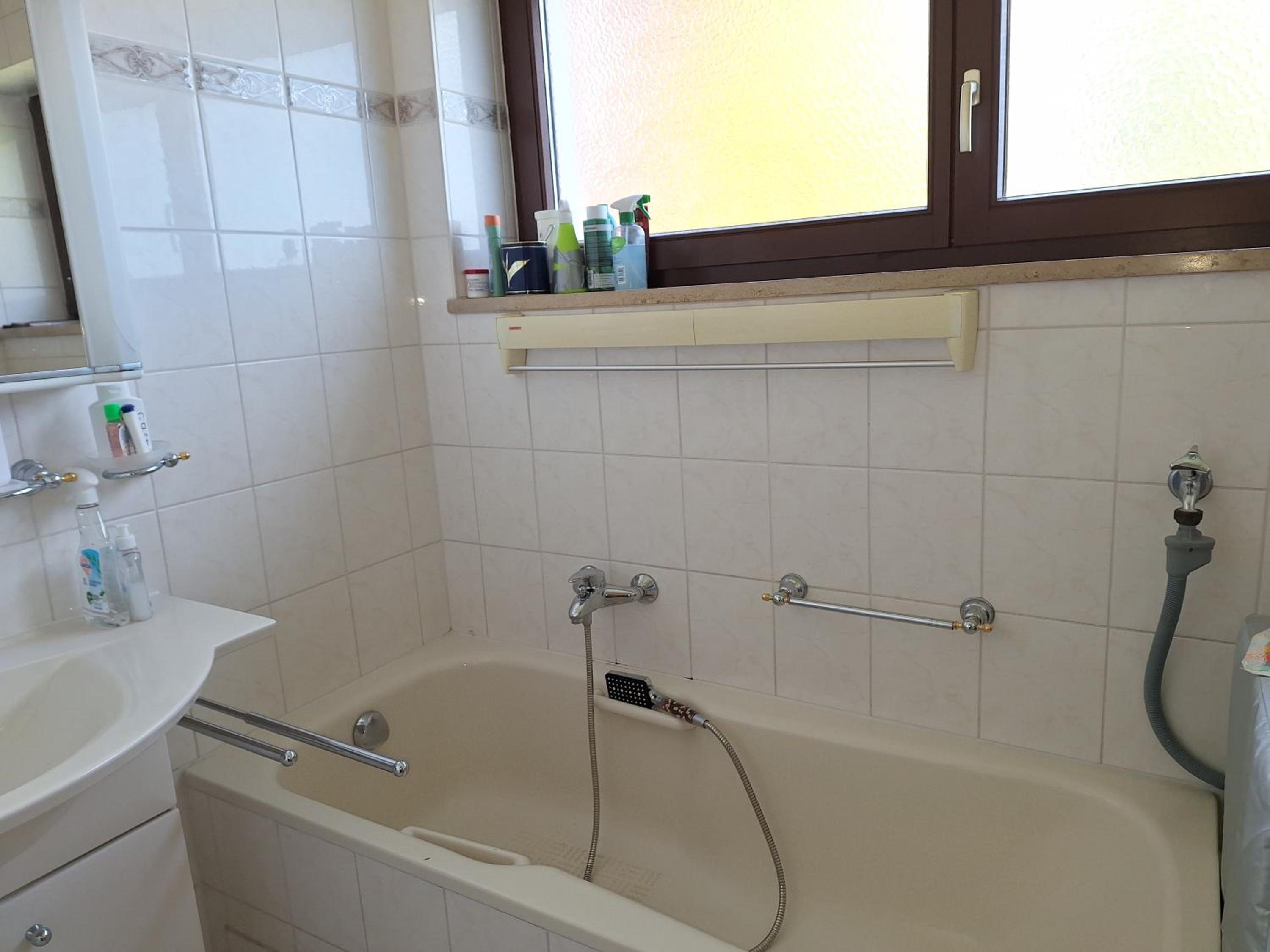 Nichtraucher-Zimmer, Privatunterkunft, mit Sonnenaufgang, Kühlschrank, Ventilator und ruhiger Innenhof Obergeschoss bei Koberstein