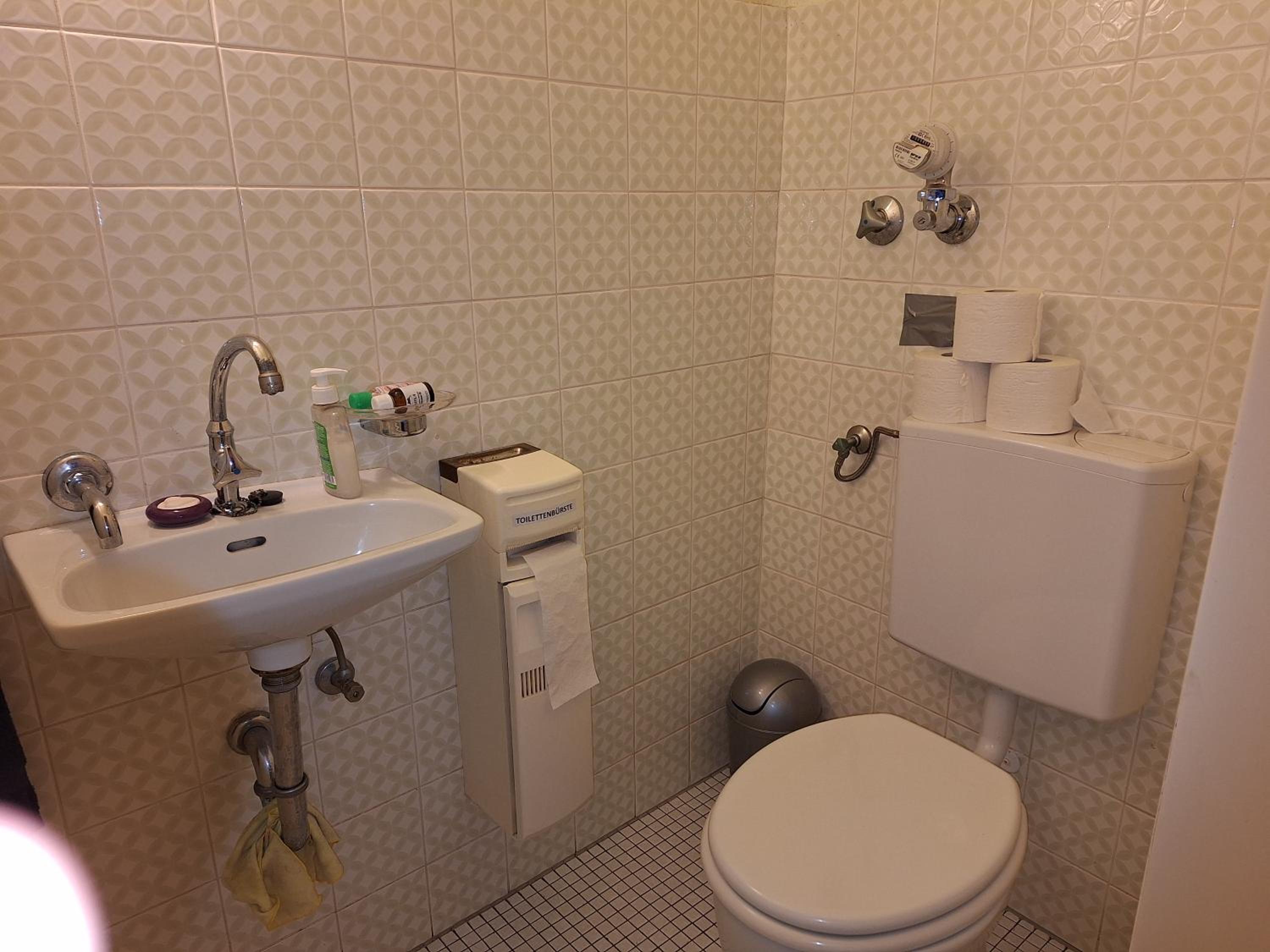 Nichtraucher-Zimmer, Privatunterkunft, mit Sonnenaufgang, Kühlschrank, Ventilator und ruhiger Innenhof Obergeschoss bei Koberstein
