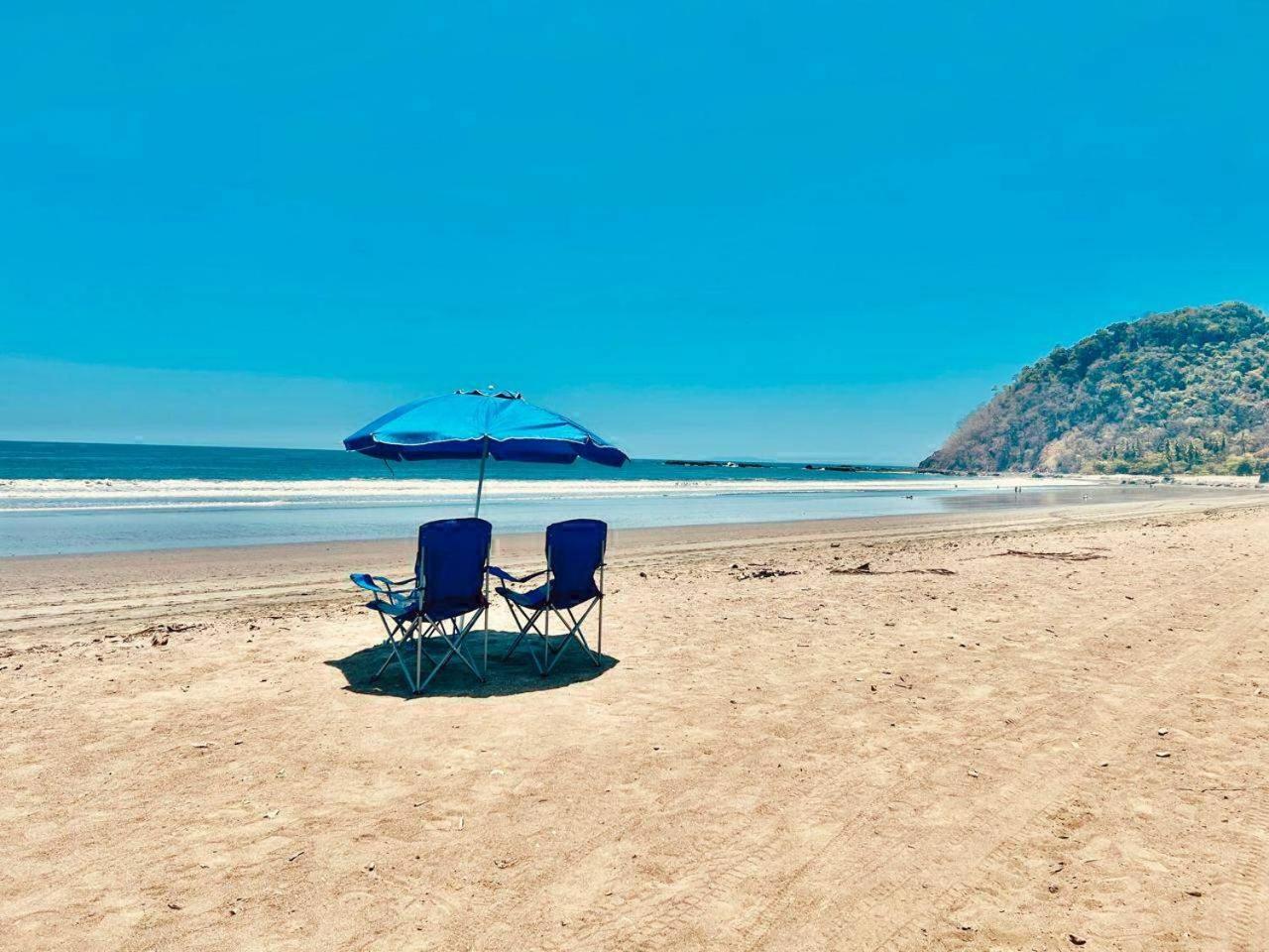 Apartamento de Lujo en Playa Jacó, Frente al Mar, Wifi, AC, Parqueo Privado y Piscinas