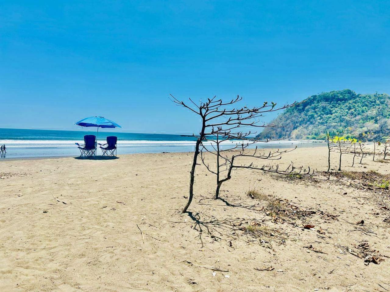 Apartamento de Lujo en Playa Jacó, Frente al Mar, Wifi, AC, Parqueo Privado y Piscinas