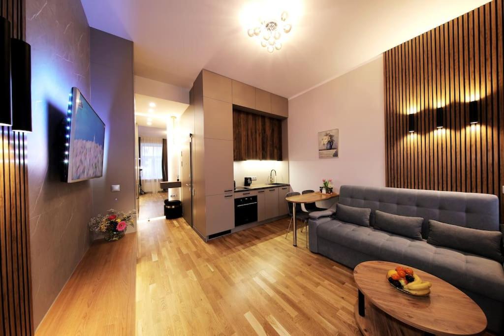Premium Design, Renovated 2024 Free parking view 2