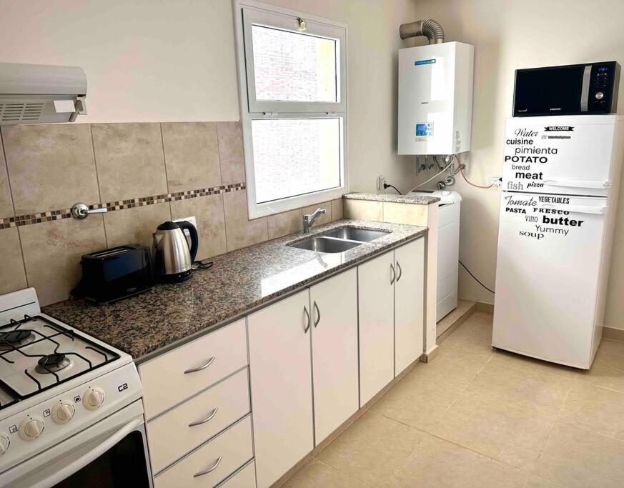 Amplio y céntrico depto de 2 habitaciones opcional cochera