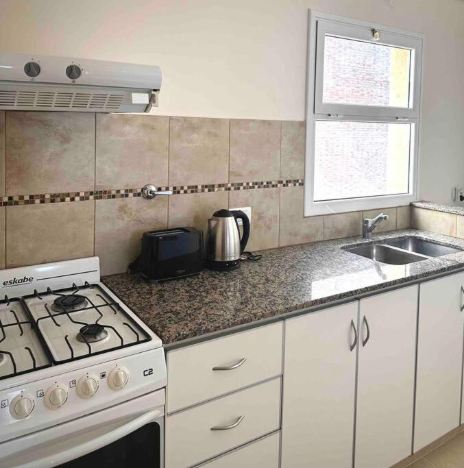 Amplio y céntrico depto de 2 habitaciones opcional cochera