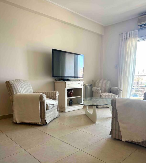Amplio y céntrico depto de 2 habitaciones opcional cochera