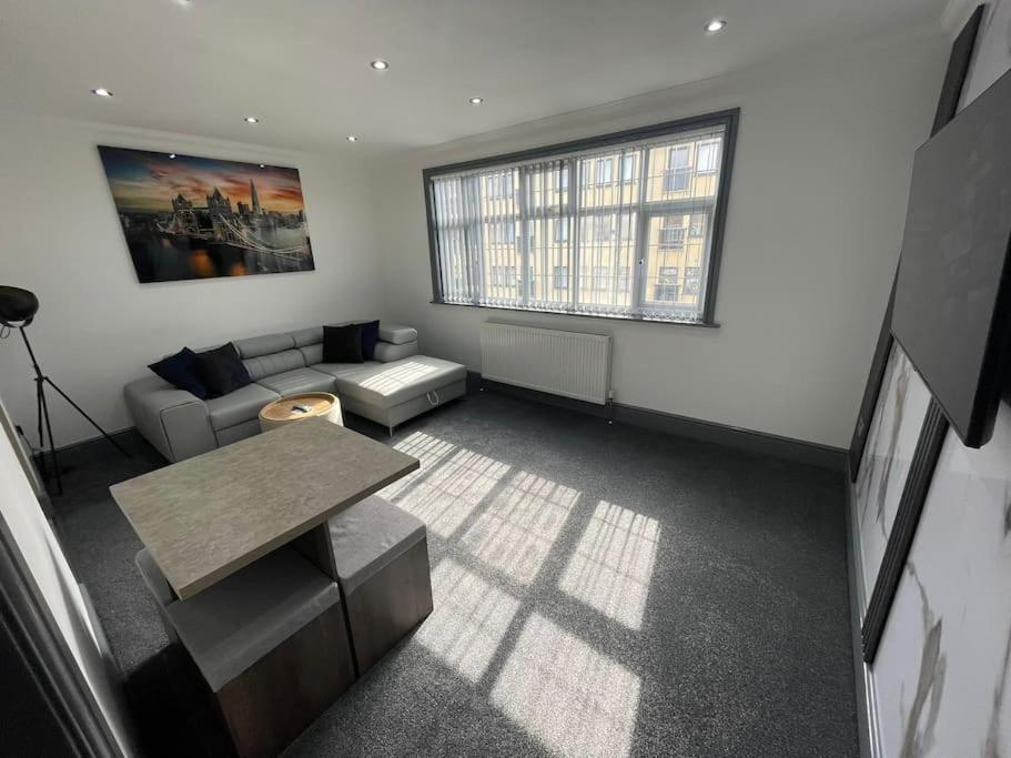 Modern One Bedroom Flat and Sofa Bed on High Street view 3