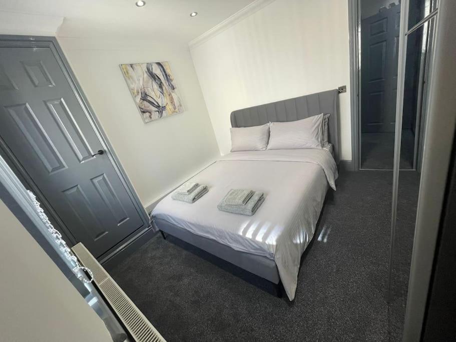 Modern One Bedroom Flat and Sofa Bed on High Street view 5