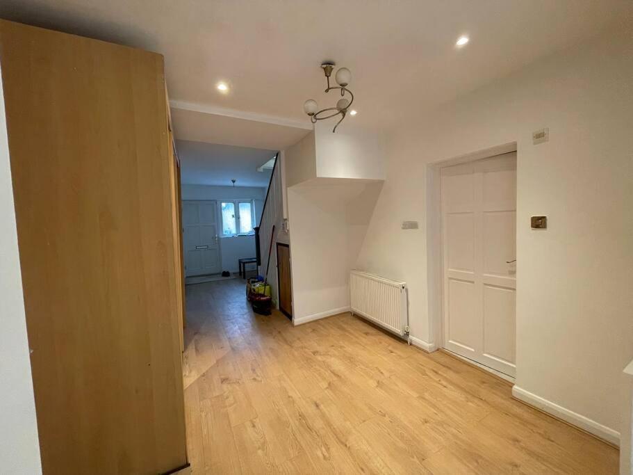 Modern Spacious 4-Bed House