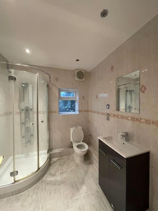 Modern Spacious 4-Bed House
