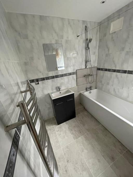 Modern Spacious 4-Bed House