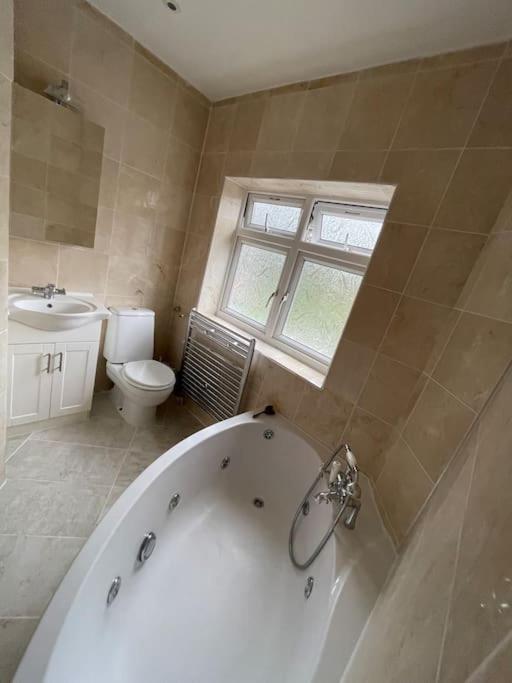 Modern Spacious 4-Bed House