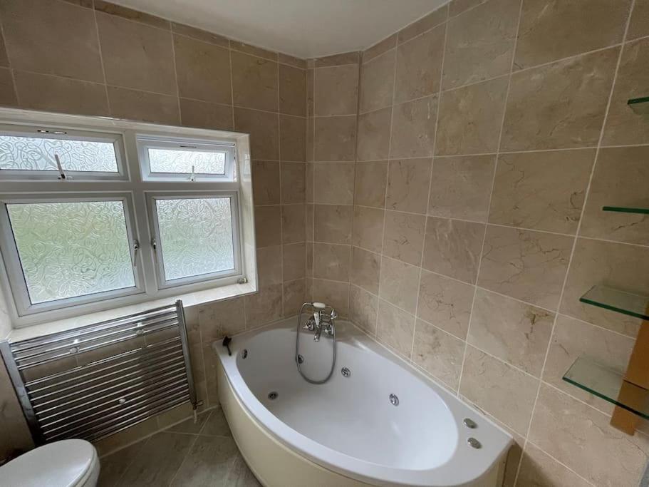 Modern Spacious 4-Bed House