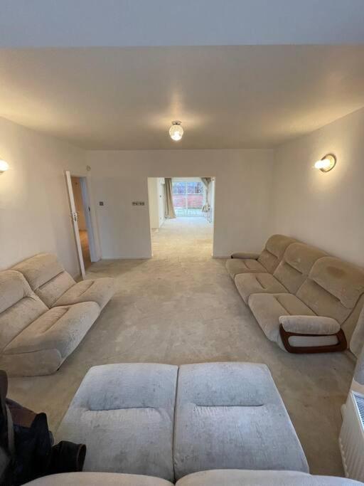 Modern Spacious 4-Bed House