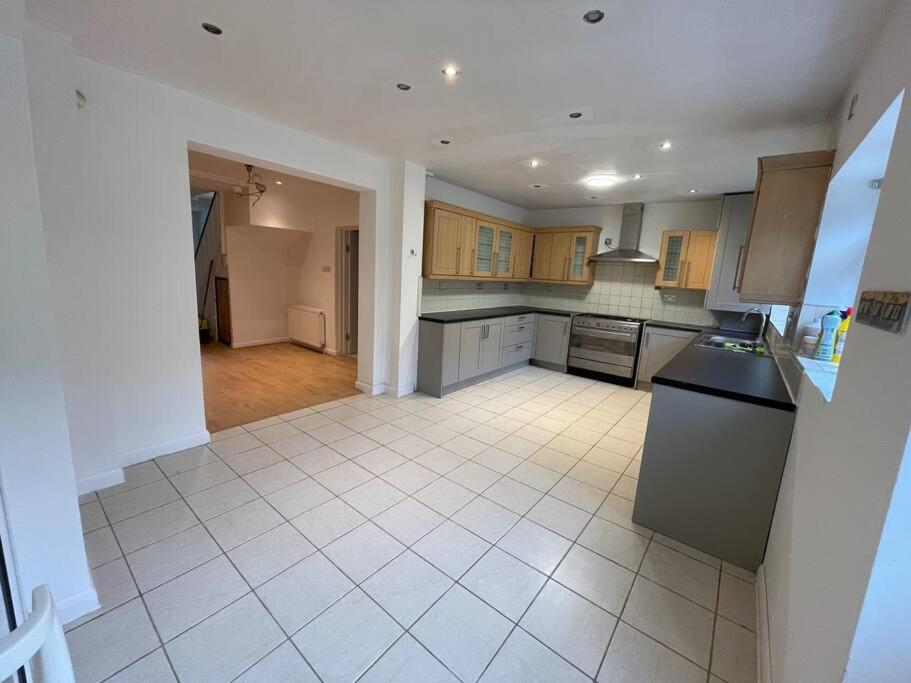 Modern Spacious 4-Bed House