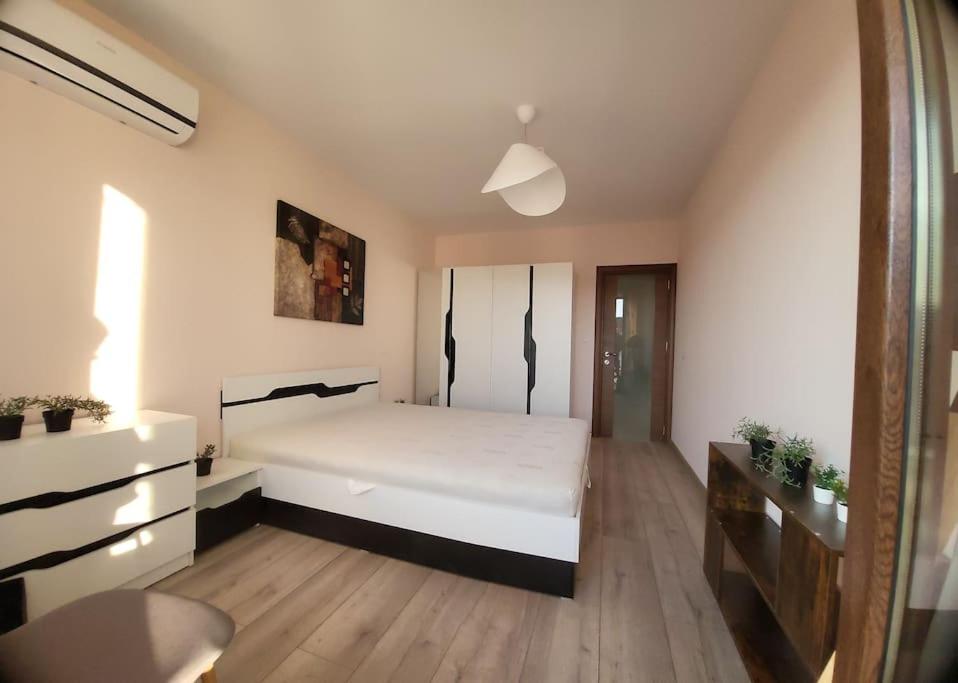 Stylish apartment near City, entire flat, 1 bedroom, 1 large bed in living room