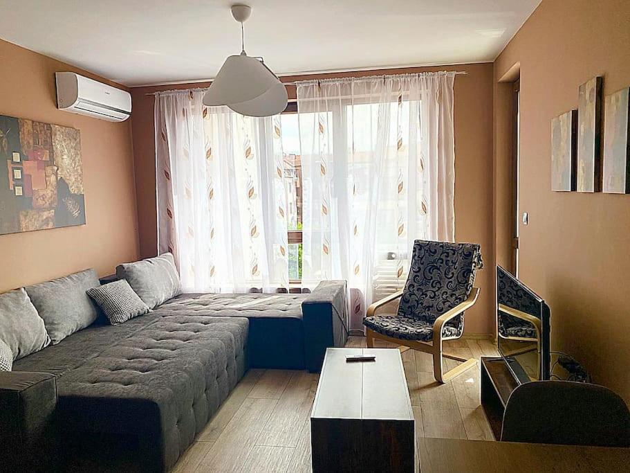 Stylish apartment near City, entire flat, 1 bedroom, 1 large bed in living room