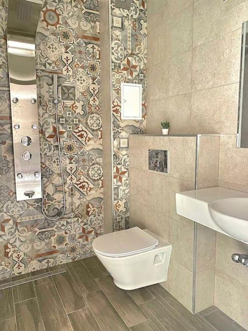 Stylish apartment near City, entire flat, 1 bedroom, 1 large bed in living room
