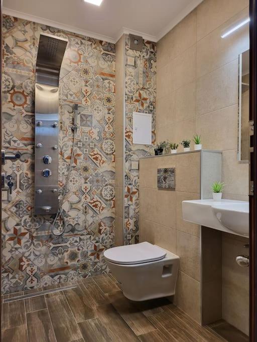 Stylish apartment near City, entire flat, 1 bedroom, 1 large bed in living room