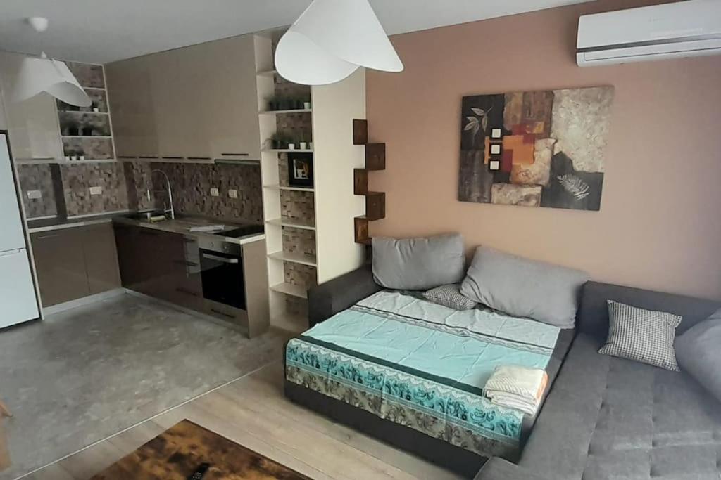 Stylish apartment near City, entire flat, 1 bedroom, 1 large bed in living room
