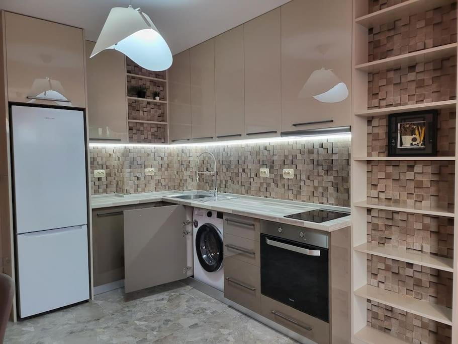 Stylish apartment near City, entire flat, 1 bedroom, 1 large bed in living room