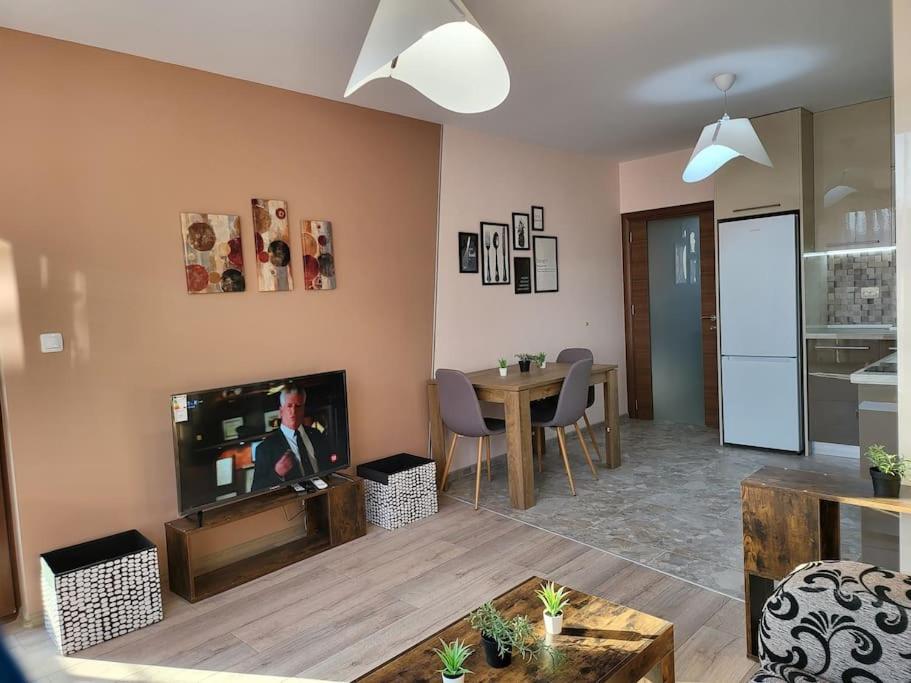 Stylish apartment near City, entire flat, 1 bedroom, 1 large bed in living room